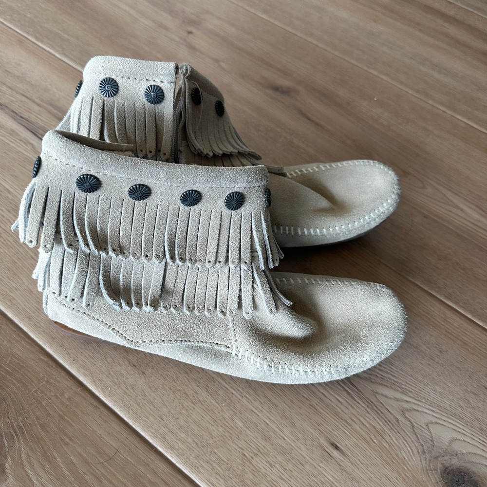 Minnetonka Fringe Moccasin Boots - Cream